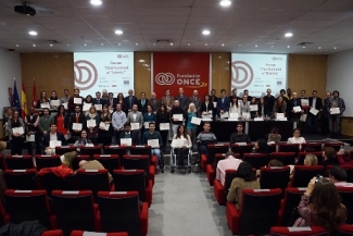 Foto de la entrega de Becas de 2015 en Fundación ONCE