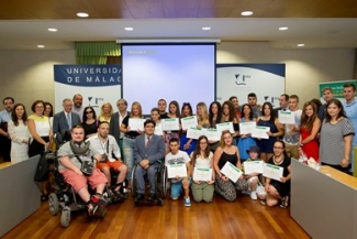 Foto de familia de los alumnos que han participado en el campus de Málaga de Fundación ONCE