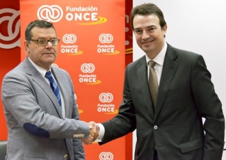 Foto del saludo tras la firma del convenio