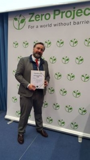 Foto de José Luis Borau con la certificación