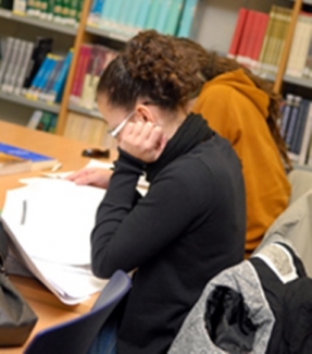 Foto de una persona con discapacidad en una biblioteca