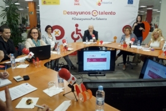 Foto de los intervinientes en el desayuno Xtalento de Fundación ONCE