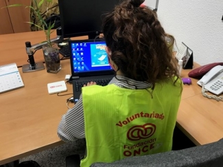 Foto de una de las voluntarias de Fundación ONCE