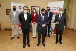 Foto de las personas que han participado en la firma del convenio