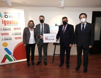 Foto de las personas que han participado en al presentación del cupón