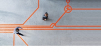 Imagen difuminada en la que se ve a dos personas caminando en distinta dirección