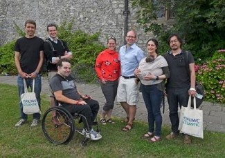 Foto de uno de los becados con más personas