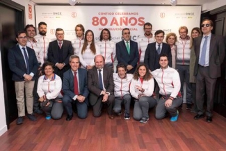 Foto de los deportistas paralímpicos posando en Fundación ONCE