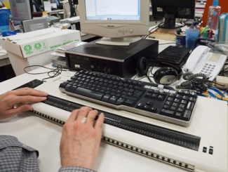 foto de una personas con discapacidad visual trabajando