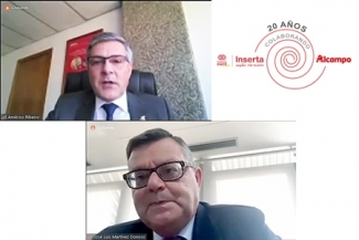 Foto de las dos personas firmantes del convenio