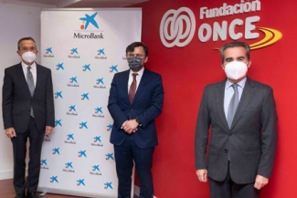 Foto de las 3 personas que han firmado el acuerdo en Fundación ONCE