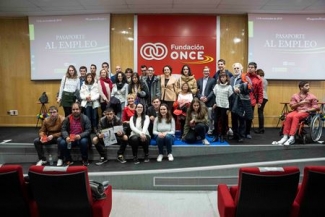 Foto de los alumnos con la Ministra de Trabajo