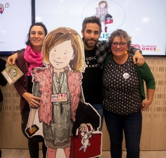 Foto de las autoras con Roberto Leal