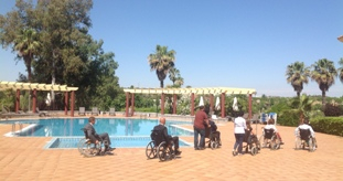 Foto de los empresarios en el simulacro de discapacidad