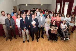 Foto de los representantes de las entidades con los alumnos