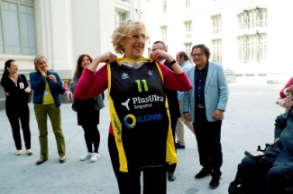 Foto de Manuela Carmena con la camiseta del CD ILUNION