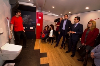 Foto de un momento de la presentación de la casa de Fundación ONCE