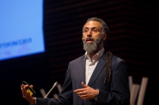 Foto de Ricardo durante su ponencia