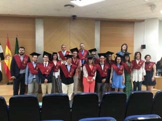 Foto de los alumnos tras la graduación posando para foto de familia