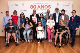 Foto de un grupo de alumnos en la clausura con representantes de Fundación ONCE