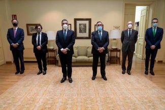 Foto de las personas que han participado en la firma del convenio