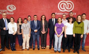 Foto de familia de los directivos con los alumnos del curso