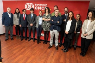 Foto de familia de las personas que han participado en la reunión
