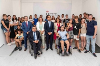 Foto de familia de los representantes de las entidades con los alumnos