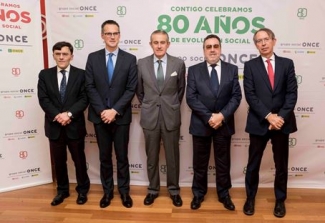 Foto de familia tras la firma del convenio