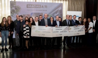 Foto de familia con directivos, trabajadores y los beneficioarios de las donaciones. Fundación ONCE