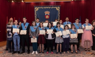 Foto de familia de los diplomados de la edición anterior en la Universidad de Burgos