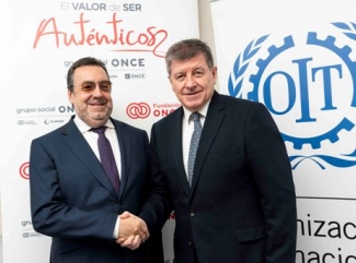 Foto del saludo tras la firma del acuerdo