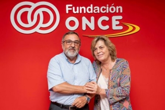 Foto del saludo tras el acuerdo en Fundación ONCE