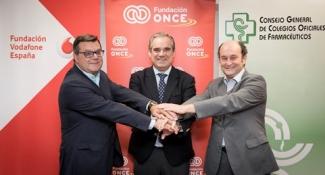 Foto del saludo tras la firma del convenio