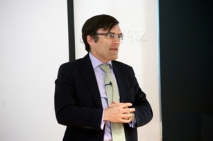 Foto de Alberto Durán durante su master class en la EOI