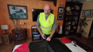 Foto de uno de los voluntarios elaborando una bata