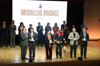 A la derecha, en primera fila, Miguel Carballeda y Jose Luis Martinez Donoso tras recoger la medalla