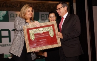 Foto de la entrega del galardón de la Ministra Bañez a Fundación ONCE