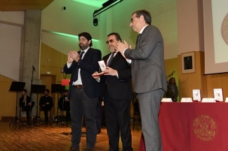 Imagen de la recogida de la medalla por parte de Miguel Carballeda