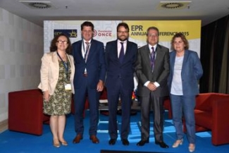 Foto de familia de las personas que han participado la inauguración