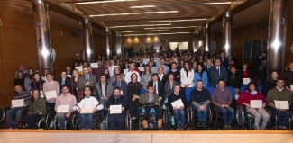 foto de familia de los becados y entidades patrocinadores