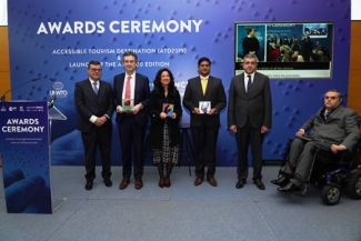 Foto de los organizadores con los premiados