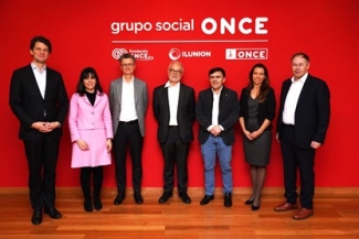 Foto de familia de las personas que han participado en la jornada en Fundación ONCE