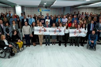 Foto de los trabajadores junto a las entidades premiadas
