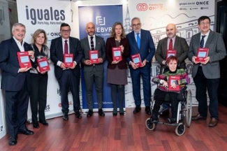 Foto de las personas que han participado en ela presentación en Fundación ONCE
