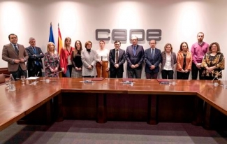 Foto de las personas que han asistido a la firma del convenio