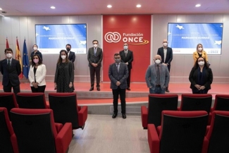 Foto de familias de las personas que han participado en la visita a Fundación ONCE