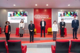 Foto de familia de las personas que han participado en inauguración y clausura