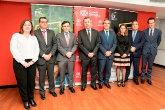 Foto de familia tras la firma del convenio