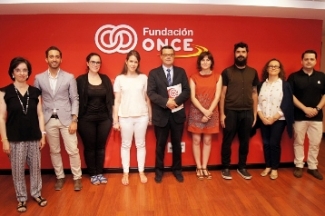 Foto de familia de las personas que han participado en la presentación de EcaTIC, de Fundación ONCE